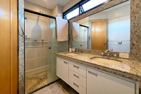 Apartamento à venda com 195m², 4 quartos e 4 vagasBanheiro da Suíte