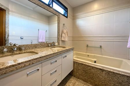 Apartamento à venda com 195m², 4 quartos e 4 vagasBanheiro da Suíte