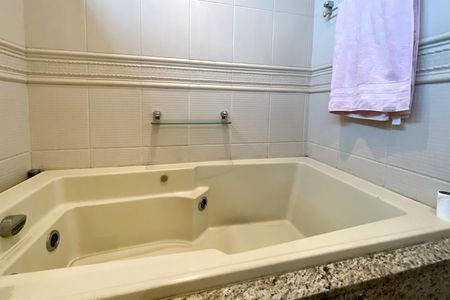 Apartamento à venda com 195m², 4 quartos e 4 vagasBanheiro da Suíte