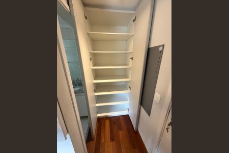 Corredor de apartamento para alugar com 3 quartos, 170m² em Água Branca, São Paulo