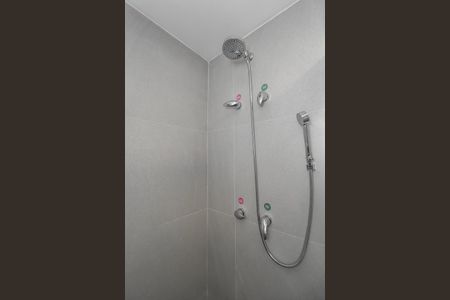 Banheiro de kitnet/studio à venda com 0 quarto, 25m² em Rio Branco, Porto Alegre