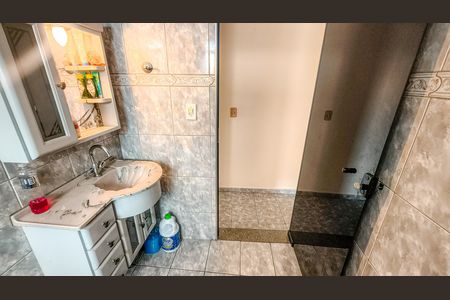 Casa à venda com 160m², 4 quartos e 2 vagasBanheiro 1
