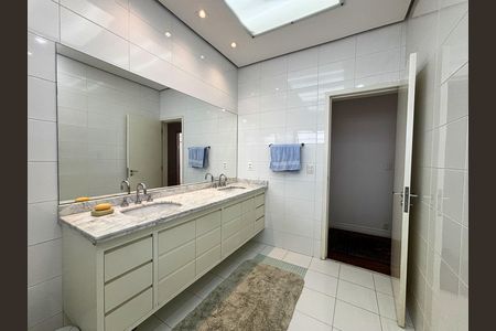 Apartamento à venda com 300m², 3 quartos e 2 vagas Apartamento à venda com 300m², 3 quartos e 2 vagasBanheiro 2