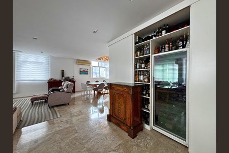 Apartamento à venda com 300m², 3 quartos e 2 vagas Apartamento à venda com 300m², 3 quartos e 2 vagasSala