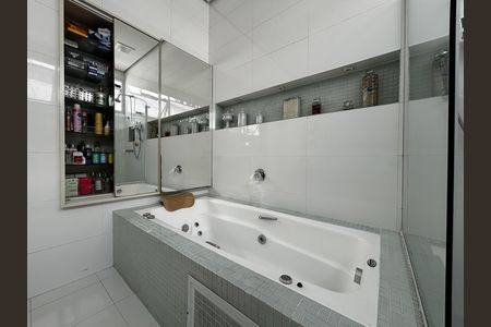 Apartamento à venda com 300m², 3 quartos e 2 vagas Apartamento à venda com 300m², 3 quartos e 2 vagasBanheiro Suíte