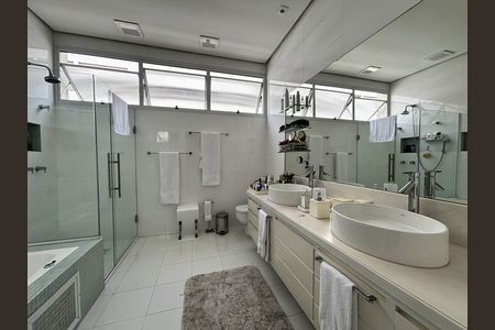 Apartamento à venda com 300m², 3 quartos e 2 vagas Apartamento à venda com 300m², 3 quartos e 2 vagasBanheiro Suíte