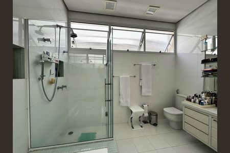 Apartamento à venda com 300m², 3 quartos e 2 vagas Apartamento à venda com 300m², 3 quartos e 2 vagasBanheiro 2