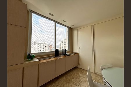 Apartamento à venda com 300m², 3 quartos e 2 vagas Apartamento à venda com 300m², 3 quartos e 2 vagasSala