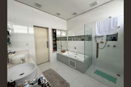 Apartamento à venda com 300m², 3 quartos e 2 vagas Apartamento à venda com 300m², 3 quartos e 2 vagasBanheiro Suíte