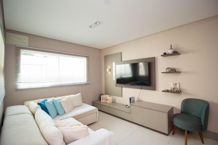 Sala de casa à venda com 3 quartos, 230m² em Vila Zat, São Paulo