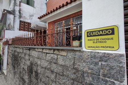 Casa de condomínio à venda com 160m², 3 quartos e 1 vaga Casa de condomínio à venda com 160m², 3 quartos e 1 vagaFachada