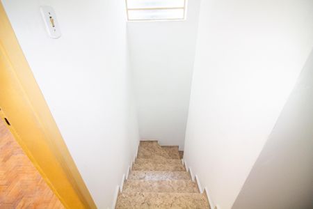 Escada de casa para alugar com 2 quartos, 125m² em Parque Colonial, São Paulo