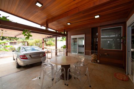 Casa à venda com 300m², 4 quartos e 2 vagasAREA EXTERNA