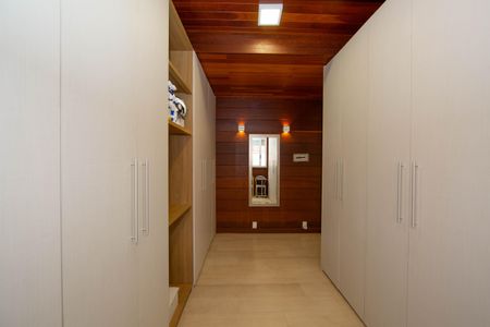 Casa à venda com 300m², 4 quartos e 2 vagasCLOSET QUARTO2