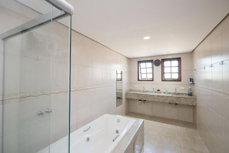 Casa à venda com 281m², 4 quartos e 5 vagasBanheiro da Suíte 2