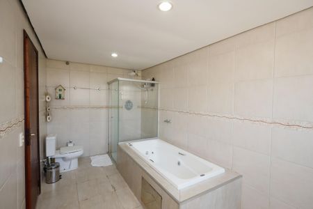 Casa à venda com 281m², 4 quartos e 5 vagasBanheiro da Suíte 2