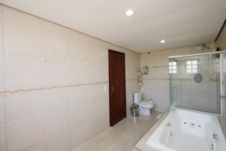 Casa à venda com 281m², 4 quartos e 5 vagasBanheiro da Suíte 2