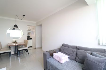 Sala de apartamento para alugar com 2 quartos, 65m² em Santa Mônica, Uberlândia