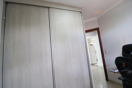 Quarto 1 de apartamento para alugar com 2 quartos, 65m² em Santa Mônica, Uberlândia