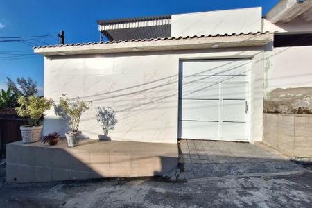 Casa para alugar com 170m², 2 quartos e 2 vagasFachada