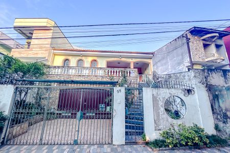 Casa à venda com 248m², 3 quartos e 3 vagasFachada com Plaquinha