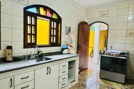 Casa à venda com 4 quartos, 180m² em Vila Zat, São Paulo