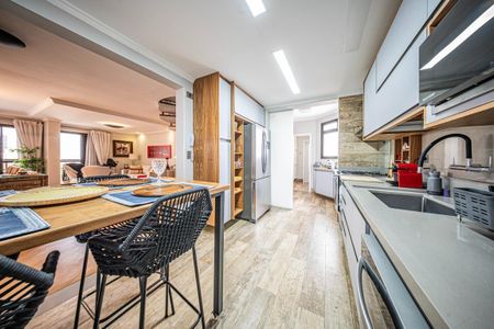 Apartamento à venda com 216m², 4 quartos e 4 vagas