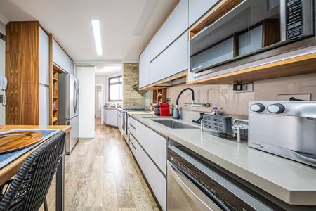 Apartamento à venda com 216m², 4 quartos e 4 vagas