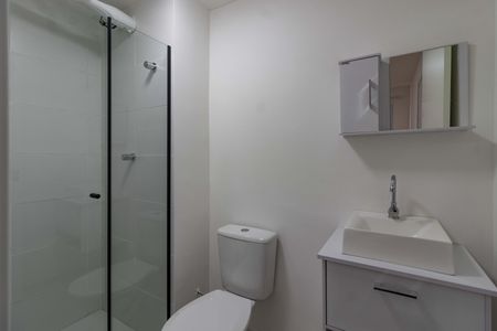 Banheiro da Suíte de apartamento para alugar com 1 quarto, 26m² em Parque Industrial Tomas Edson, São Paulo