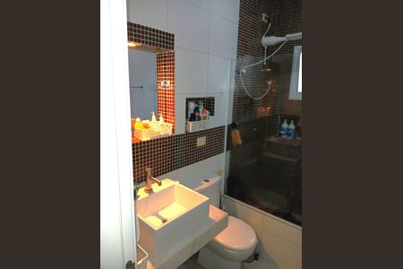 Casa de condomínio para alugar com 247m², 3 quartos e 3 vagasBanheiro