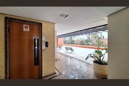 Apartamento à venda com 71m², 2 quartos e 1 vagaÁrea comum 