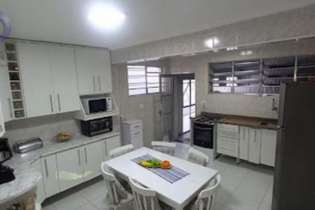 Casa à venda com 4 quartos, 251m² em Vila Gumercindo, São Paulo