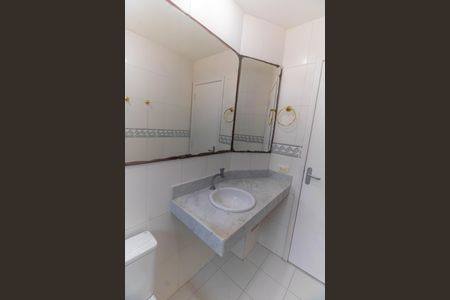 Casa de condomínio para alugar com 230m², 4 quartos e 2 vagasBanheiro da Suíte