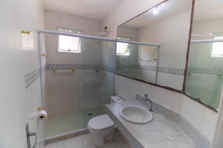 Casa de condomínio para alugar com 230m², 4 quartos e 2 vagasBanheiro da Suíte