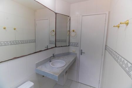 Casa de condomínio para alugar com 230m², 4 quartos e 2 vagasBanheiro da Suíte