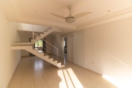 Casa de condomínio para alugar com 230m², 4 quartos e 2 vagasSala