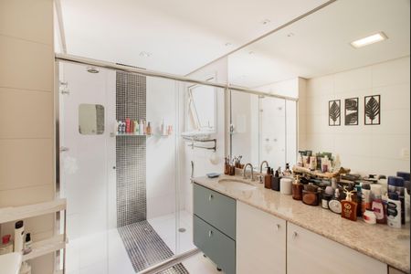 Apartamento à venda com 300m², 4 quartos e 3 vagasBanheiro da Suíte 1