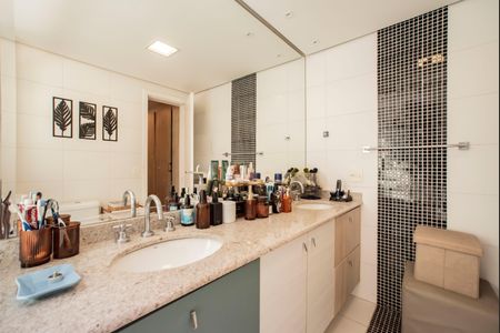 Apartamento à venda com 300m², 4 quartos e 3 vagasBanheiro da Suíte 1