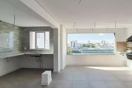 Apartamento à venda com 117m², 3 quartos e 2 vagasCozinha com piso de porcelanato, bancada de granito e janela grande com vista para a cidade.