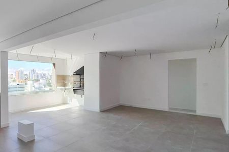 Apartamento à venda com 117m², 3 quartos e 2 vagasBanheiro com piso de porcelanato e pia em madeira, com vista para a cidade.