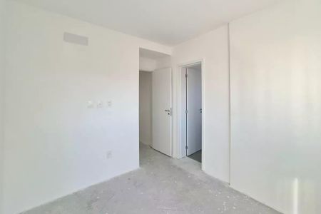 Apartamento à venda com 117m², 3 quartos e 2 vagasParede branca e assoalho de concreto, com duas portas abertas e uma fechada.