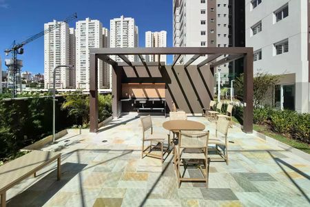 Apartamento à venda com 117m², 3 quartos e 2 vagasVaranda com churrasqueira e mesa de jantar, com vista para o prédio ao fundo.