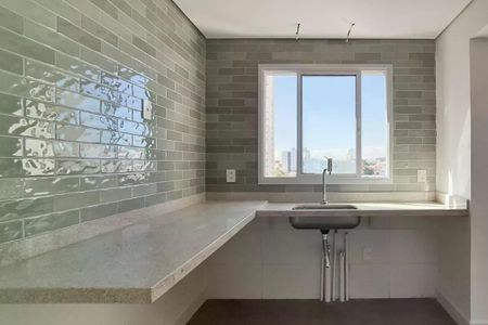 Apartamento à venda com 117m², 3 quartos e 2 vagasCozinha com piso de porcelanato, bancada de granito e janelas grandes, com vista para o mar.