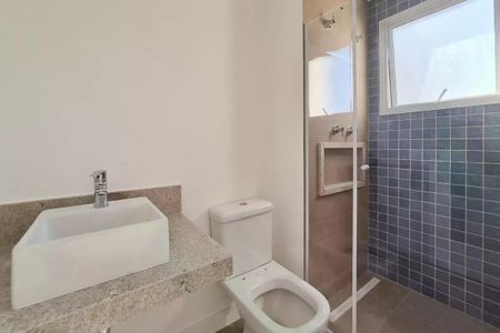 Apartamento à venda com 117m², 3 quartos e 2 vagasBanheiro com pia e vaso sanitário brancos, piso de porcelanato e teto branco.