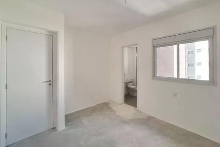 Apartamento à venda com 117m², 3 quartos e 2 vagasQuarto com porta, janela e piso de concreto, sem móveis ou decoração.
