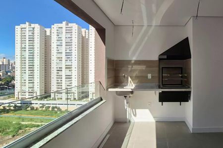 Apartamento à venda com 117m², 3 quartos e 2 vagasBalcony with a view of a large white building and a blue sky.