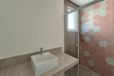 Apartamento à venda com 117m², 3 quartos e 2 vagasBanheiro com piso de porcelanato, pia de cerâmica e chuveiro de vidro.