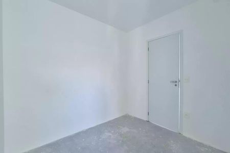 Apartamento à venda com 117m², 3 quartos e 2 vagasParede branca e porta branca em uma sala com piso de concreto e iluminação pobre.