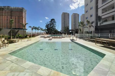 Apartamento à venda com 117m², 3 quartos e 2 vagasPiscina com decoração tropical e mobiliário de praia.