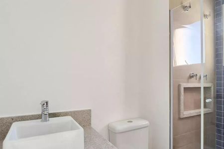 Apartamento à venda com 117m², 3 quartos e 2 vagasBanheiro com pia e vaso sanitário brancos, com espelho e chuveiro, em ambiente limpo e bem iluminado.